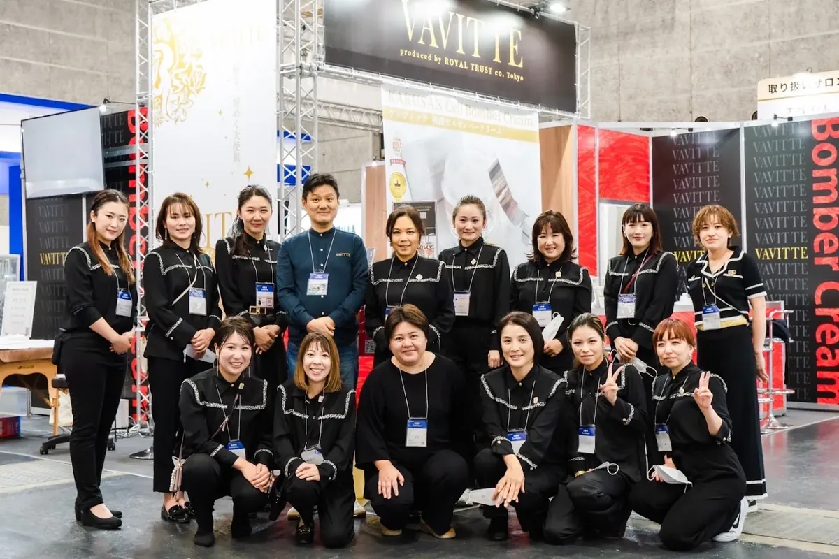 展示会のVAVITTEブースに並ぶ、ロイヤルトラストとVAVITTEのスタッフ