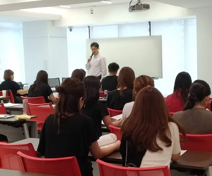 講師の話を聞きながら、テキストを開いて学ぶ受講者たち