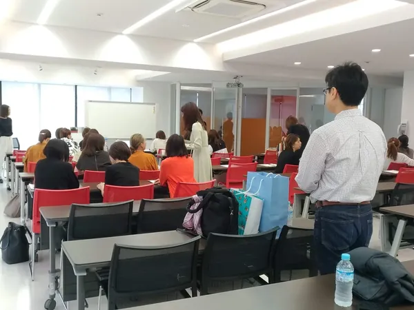 講師の話を聞きながら学ぶVAVITTEの研修