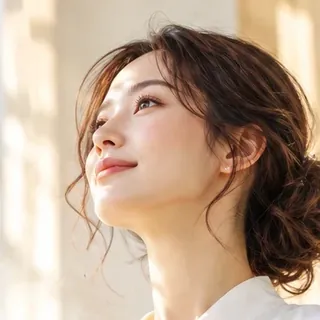 やわらかな光の中でほほえむ女性