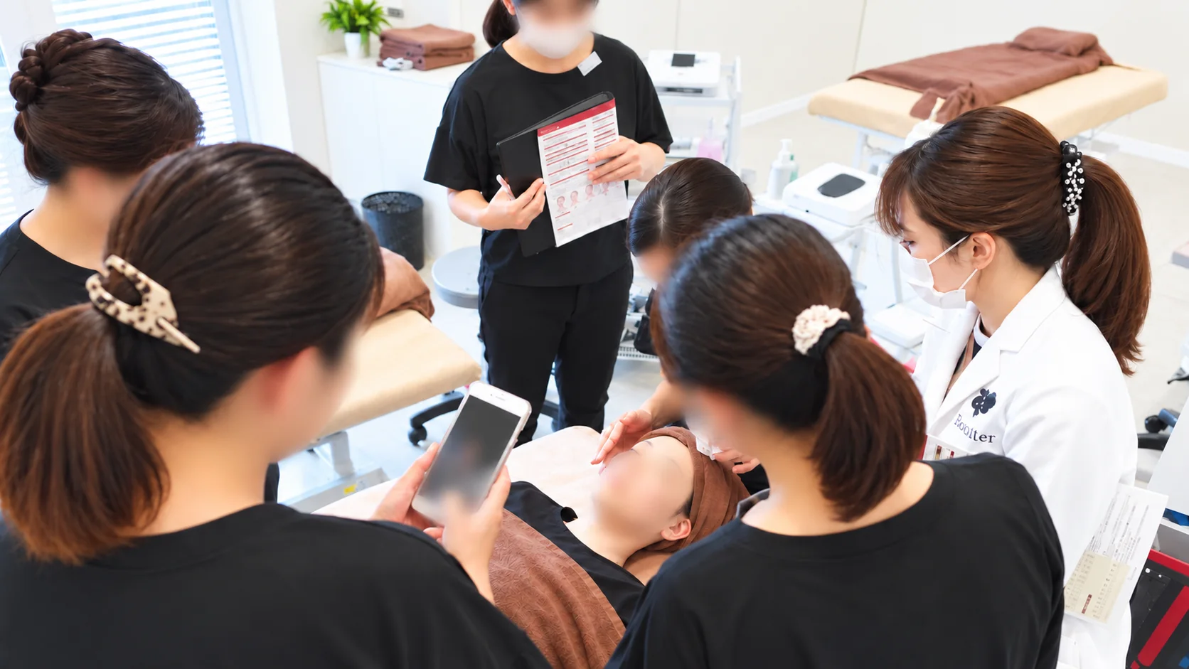 講師の施術を受講生が間近で見学する実技研修