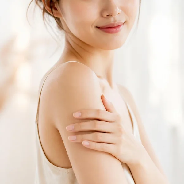肩から腕にかけてのなめらかな素肌