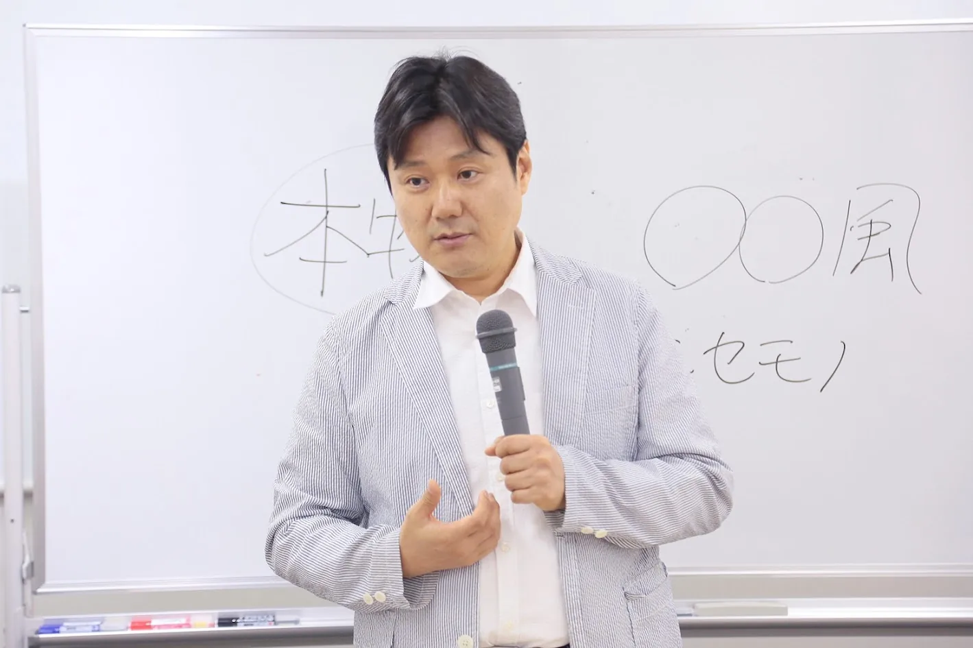 ホワイトボードを使ってVAVITTEの考え方を語る講師