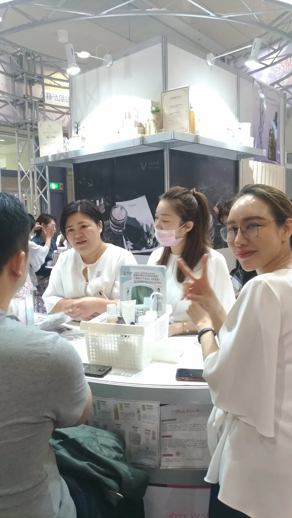 展示会で笑顔を見せるVAVITTEスタッフ